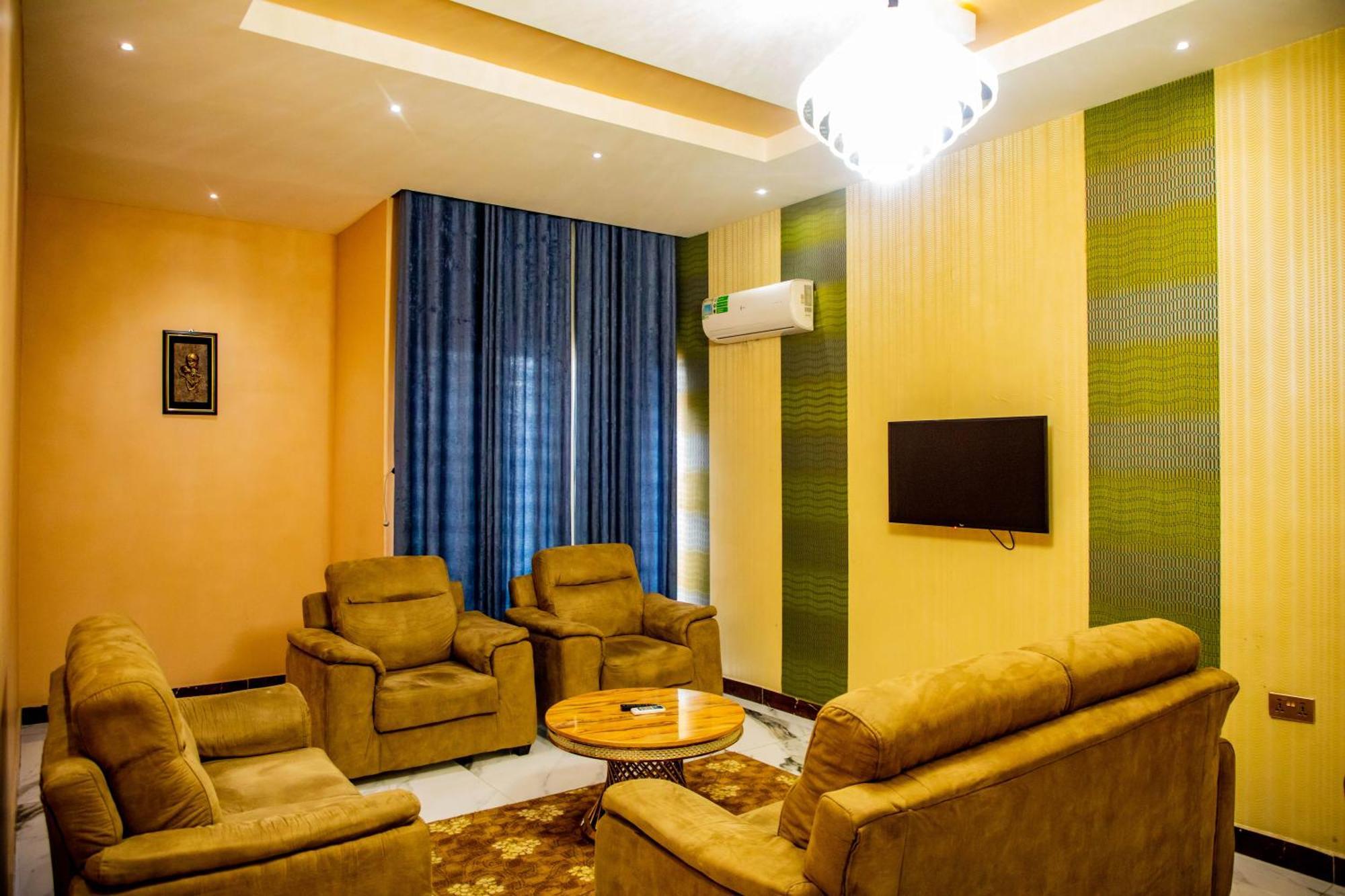Villa Hilton Hotels อูโย ภายนอก รูปภาพ