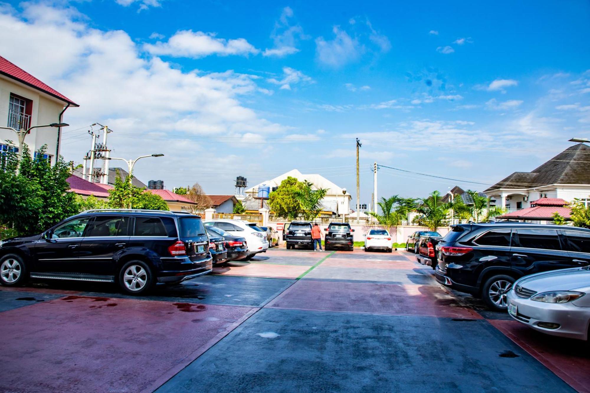 Villa Hilton Hotels อูโย ภายนอก รูปภาพ
