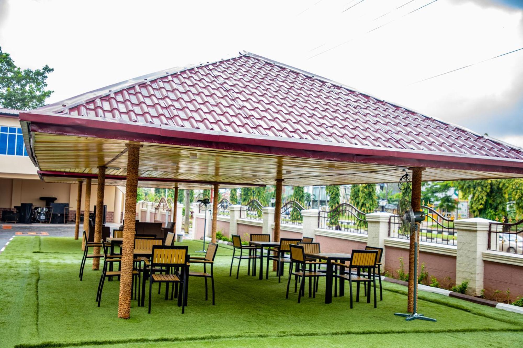 Villa Hilton Hotels อูโย ภายนอก รูปภาพ