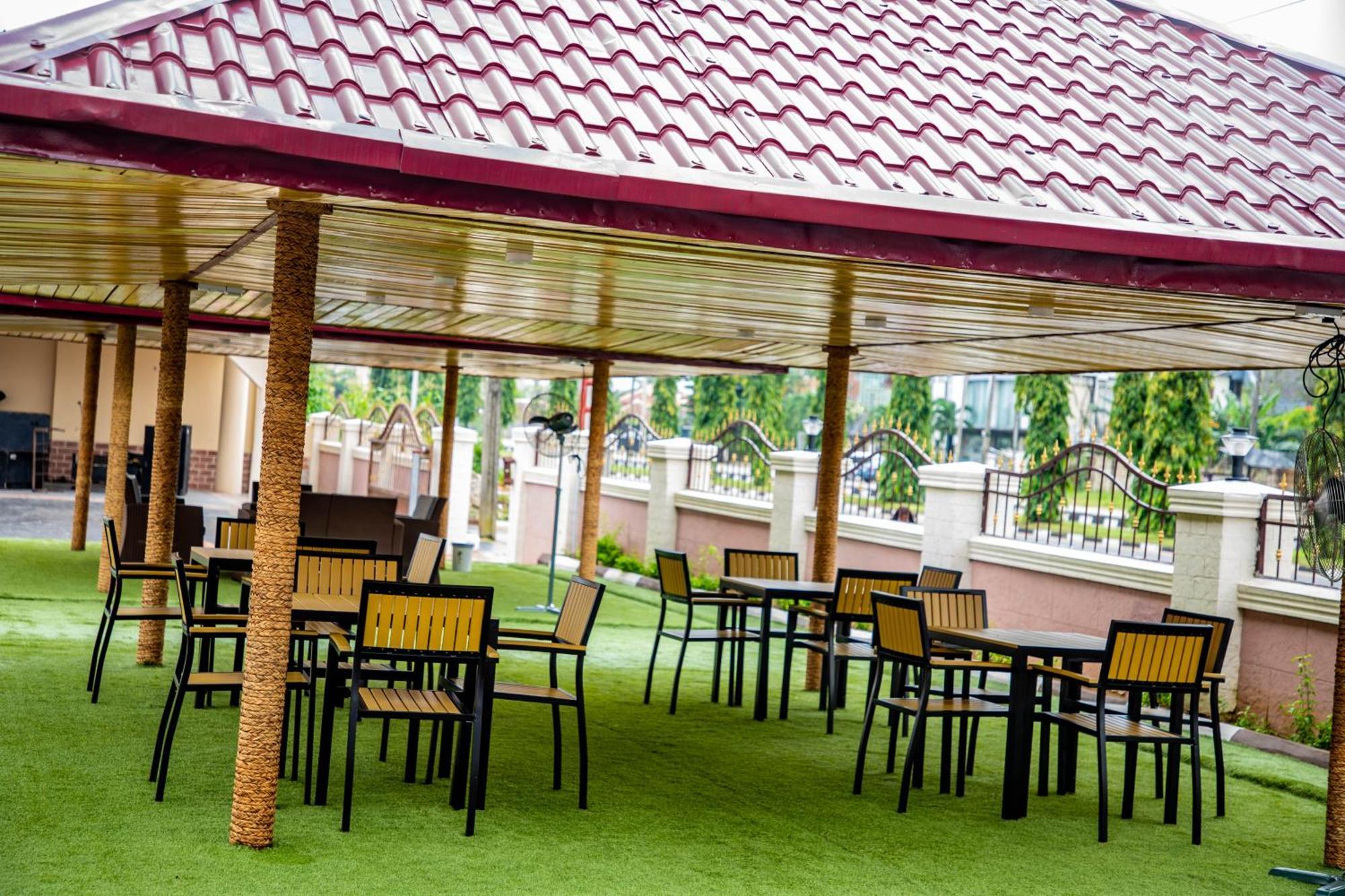 Villa Hilton Hotels อูโย ภายนอก รูปภาพ