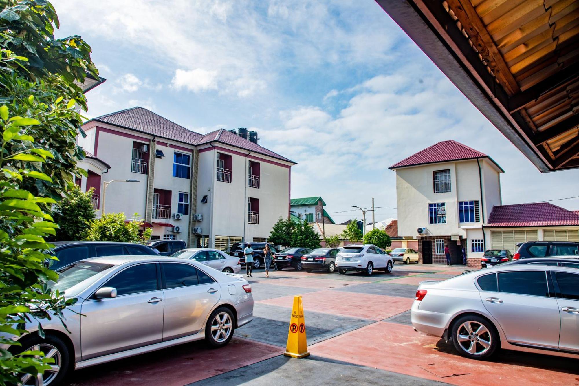 Villa Hilton Hotels อูโย ภายนอก รูปภาพ
