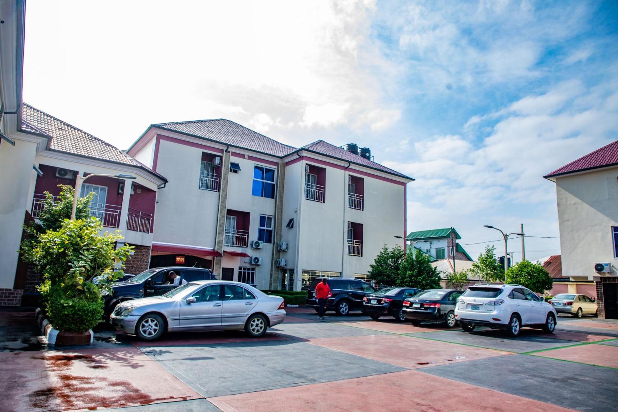 Villa Hilton Hotels อูโย ภายนอก รูปภาพ