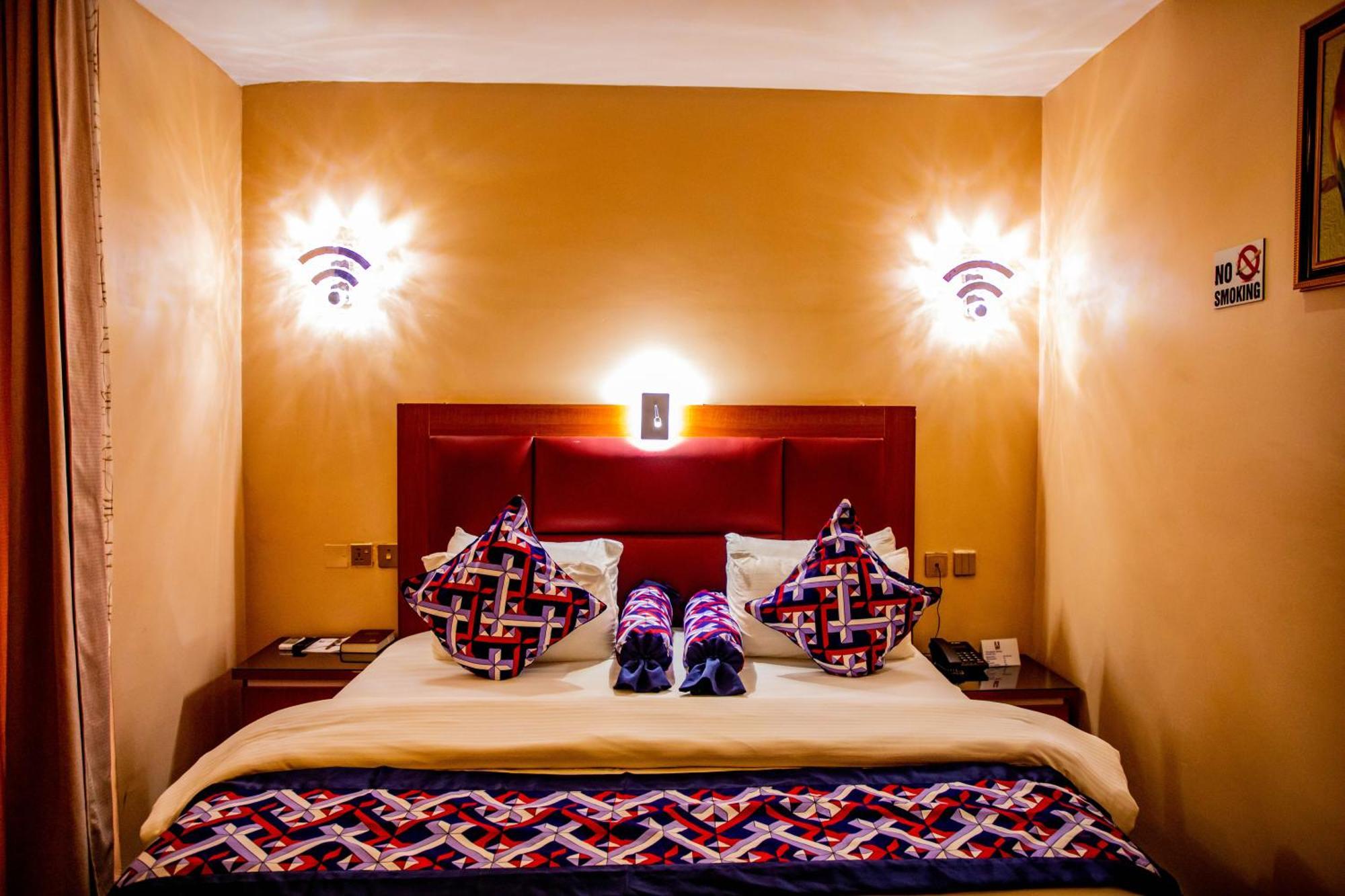 Villa Hilton Hotels อูโย ภายนอก รูปภาพ