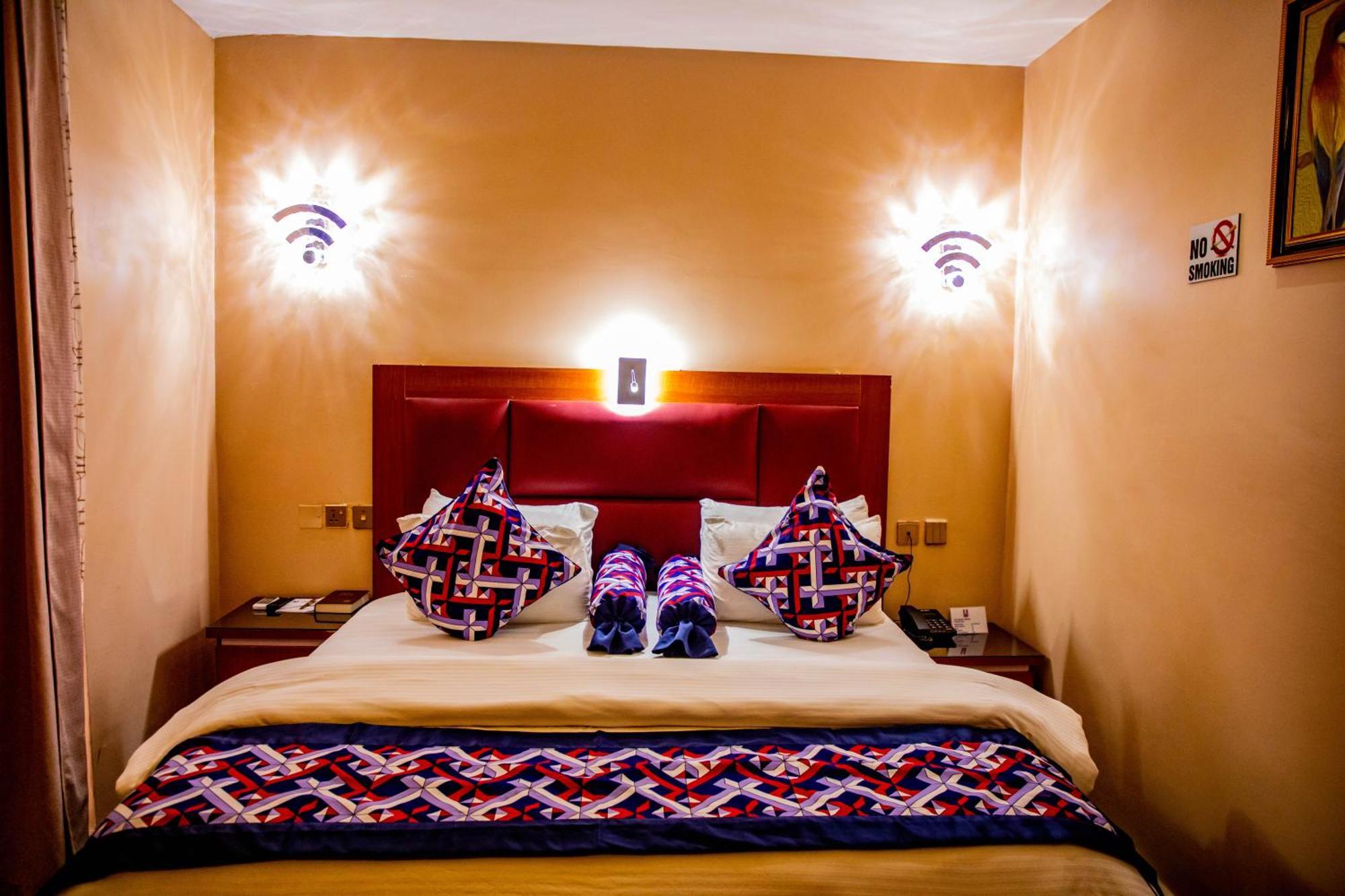 Villa Hilton Hotels อูโย ภายนอก รูปภาพ