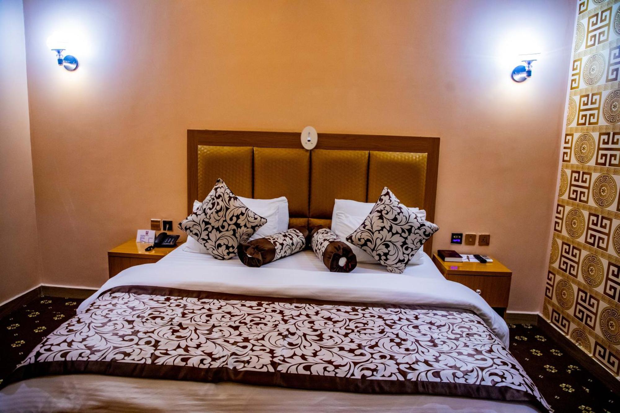 Villa Hilton Hotels อูโย ภายนอก รูปภาพ