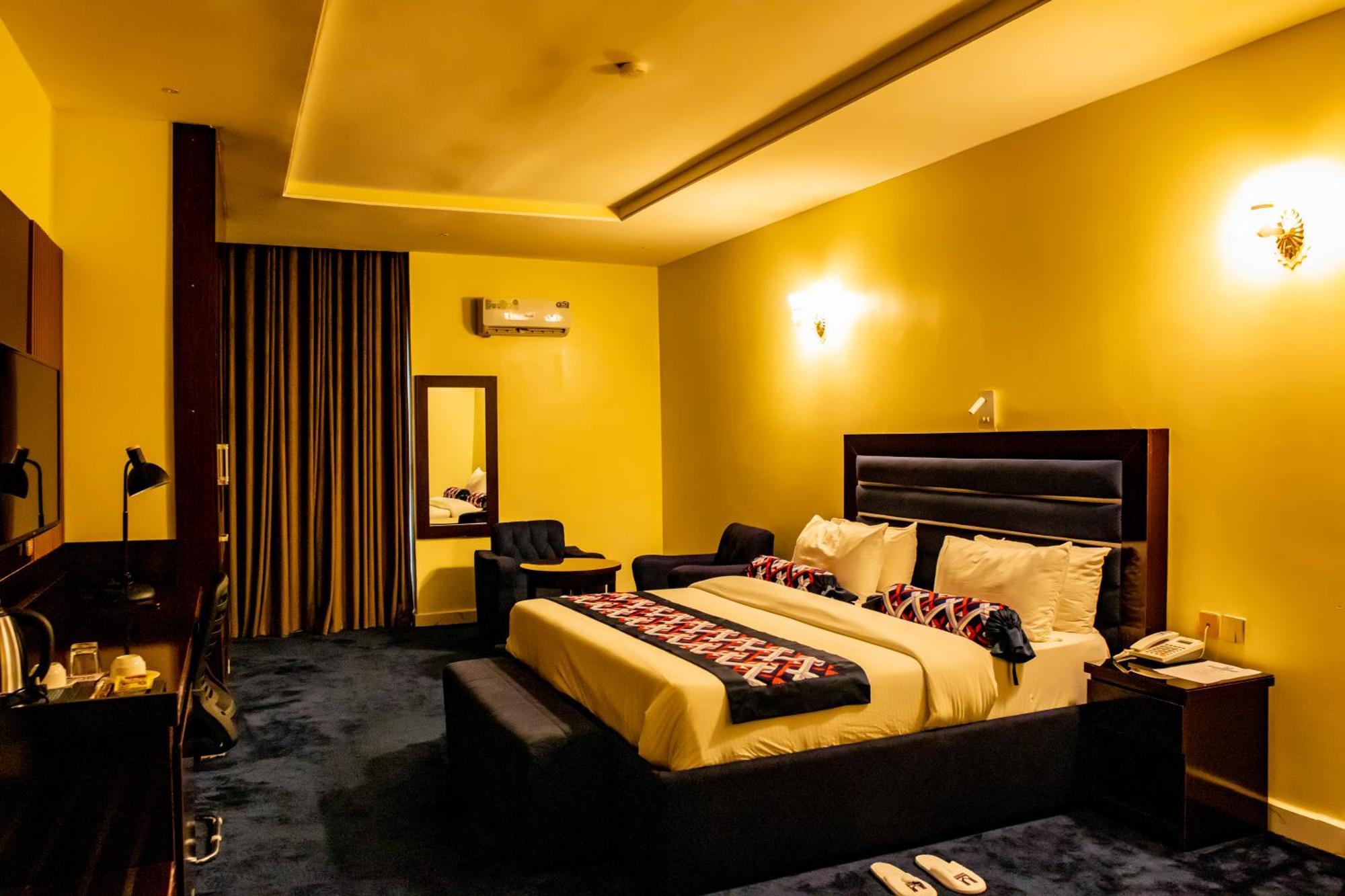 Villa Hilton Hotels อูโย ภายนอก รูปภาพ
